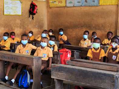 Basic two students at Sakumono Complex School in Accra attend again classes on January 18, 2021. © Misper Apawu