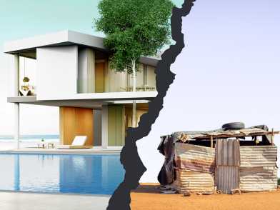 Comparison of the housing conditions of the poor and the rich: On the left side one can see a luxurious villa with a pool, on the right a corrugated iron hut.