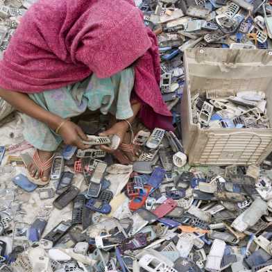 Woman sorting cell phones in New Delhi. KEYSTONE/CAVAN IMAGES/Peter Essick