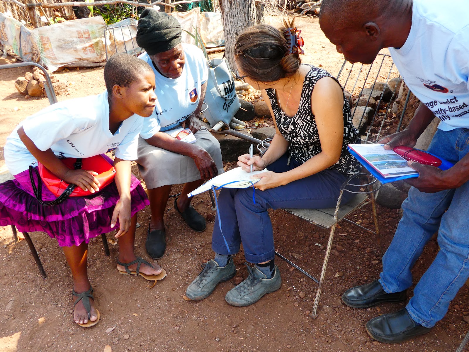 Swiss scientist in exchange with local volunteers in Zimbabwe.